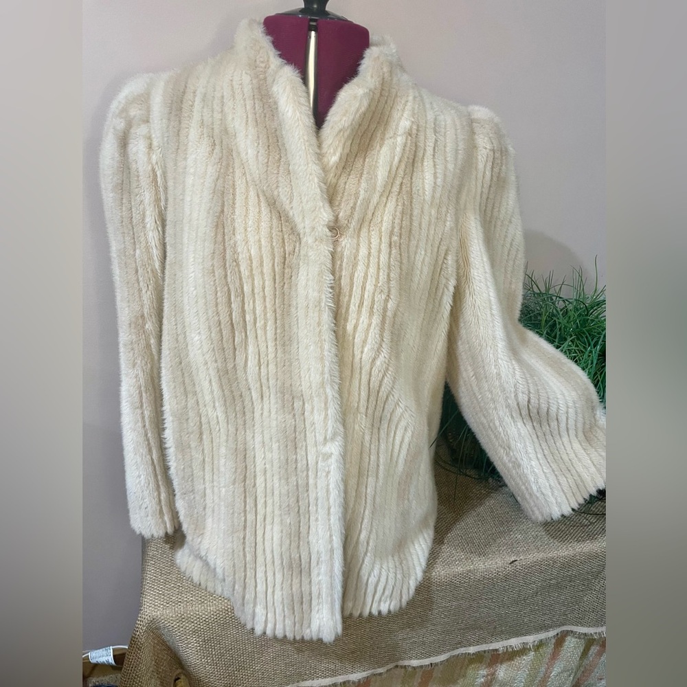 Intrigue Vintage Elegant Cream Faux Fur Jacket size 14